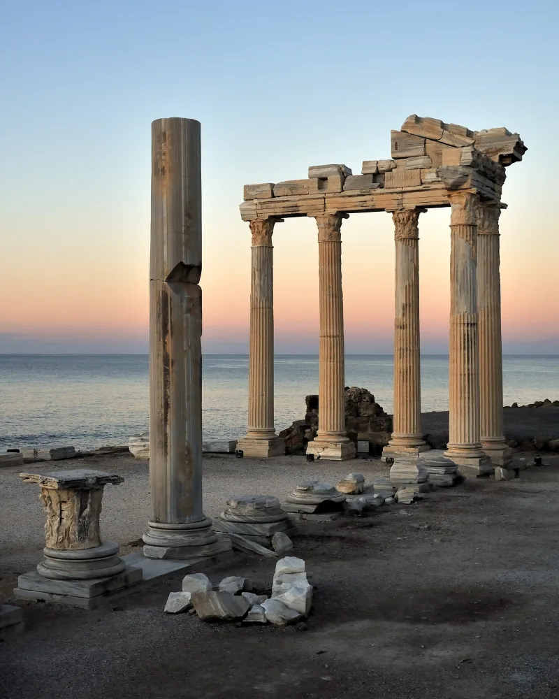 Le temple d'Apollon à Side — le coucher de soleil sur les colonnes corinthiennes
